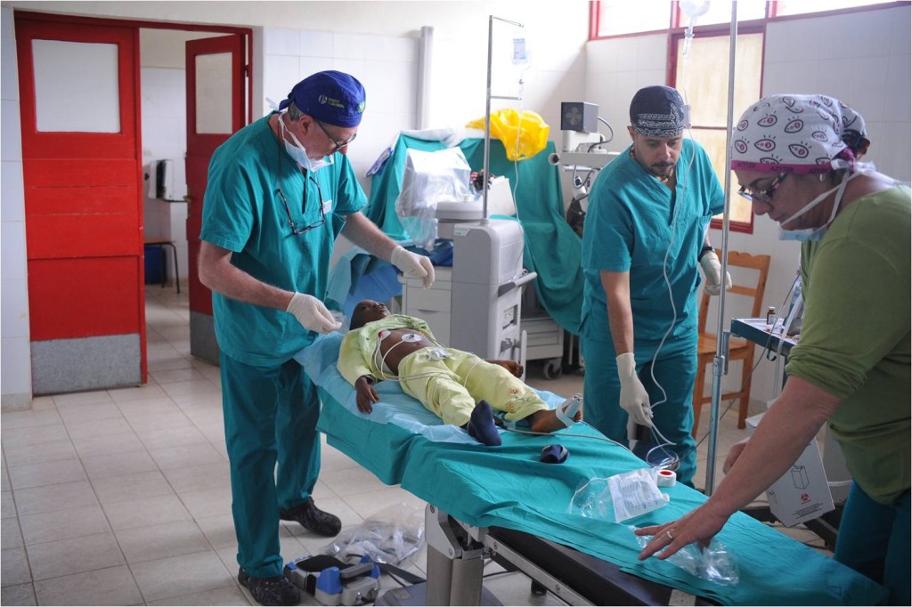 Intervento a un bambino africano con problemi alla vista